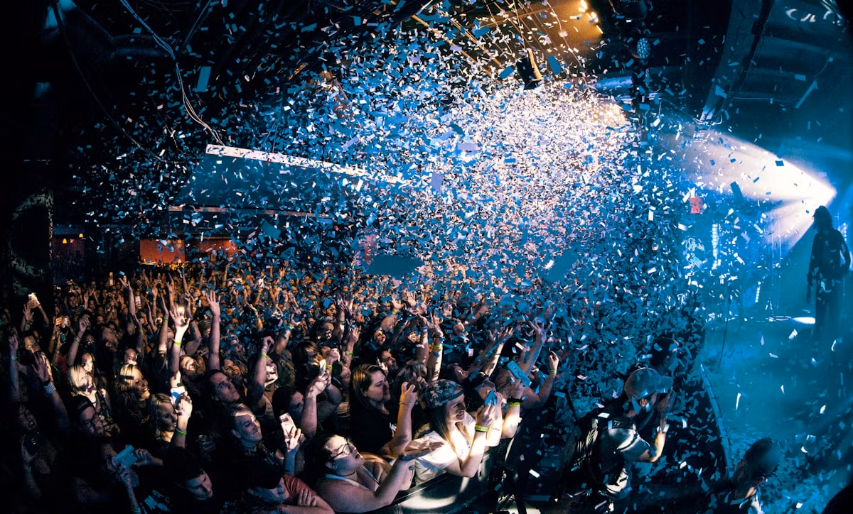 Festliche Gala mit gedeckten Tischen und eleganter Abendveranstaltung
