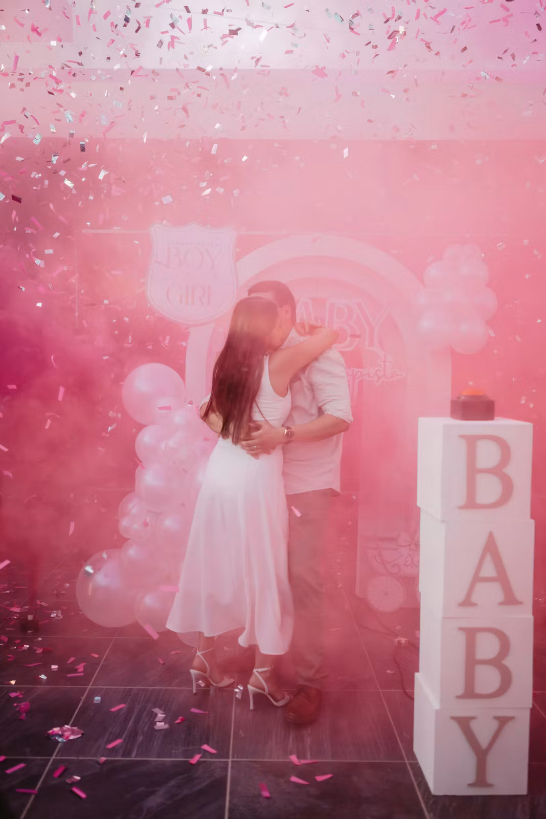 Paar feiert unter Konfetti bei einer privaten Veranstaltung.